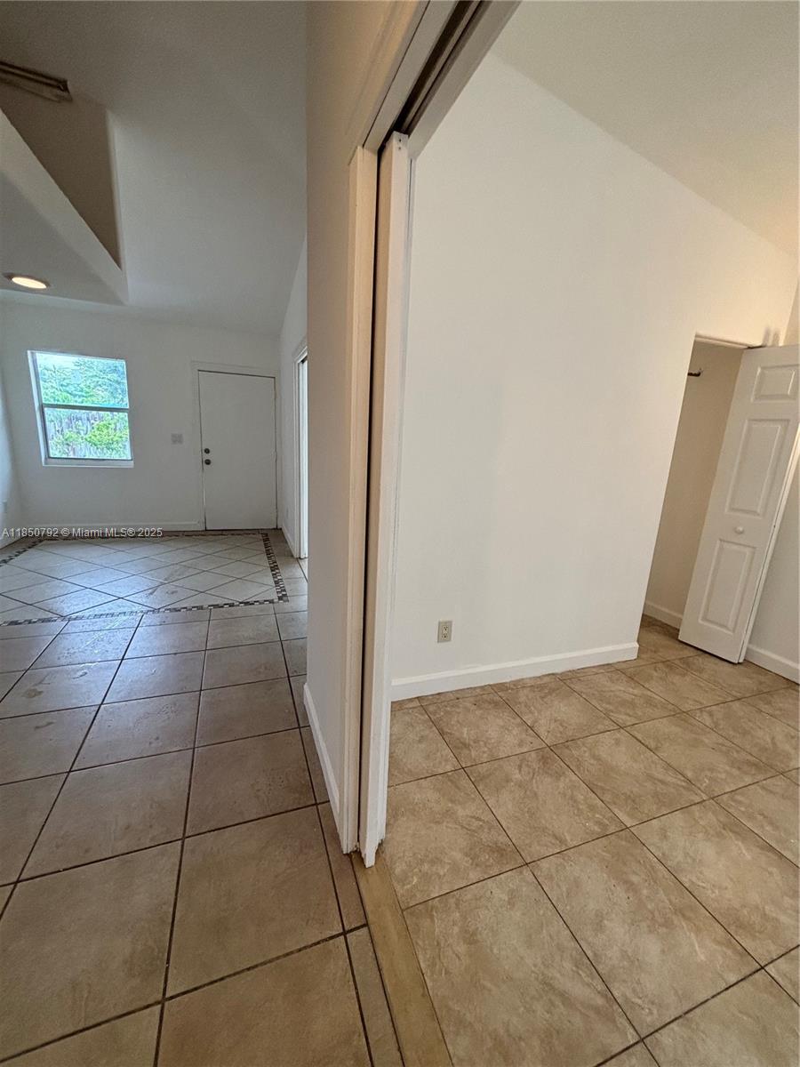 See details / 1080 sq. ft. $ 2025-08-01 0 Photo