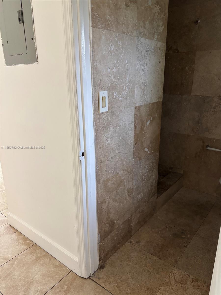 See details / 1080 sq. ft. $ 2025-08-01 0 Photo