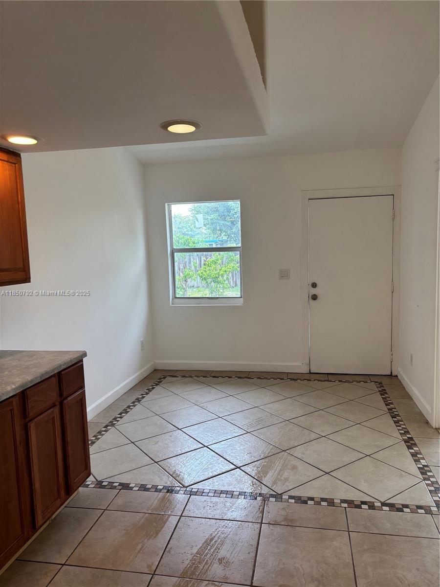 See details / 1080 sq. ft. $ 2025-08-01 0 Photo