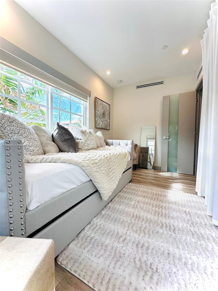 See details / sq. ft. $ 2025-08-01 0 Photo