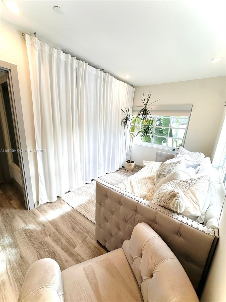 See details / sq. ft. $ 2025-08-01 0 Photo