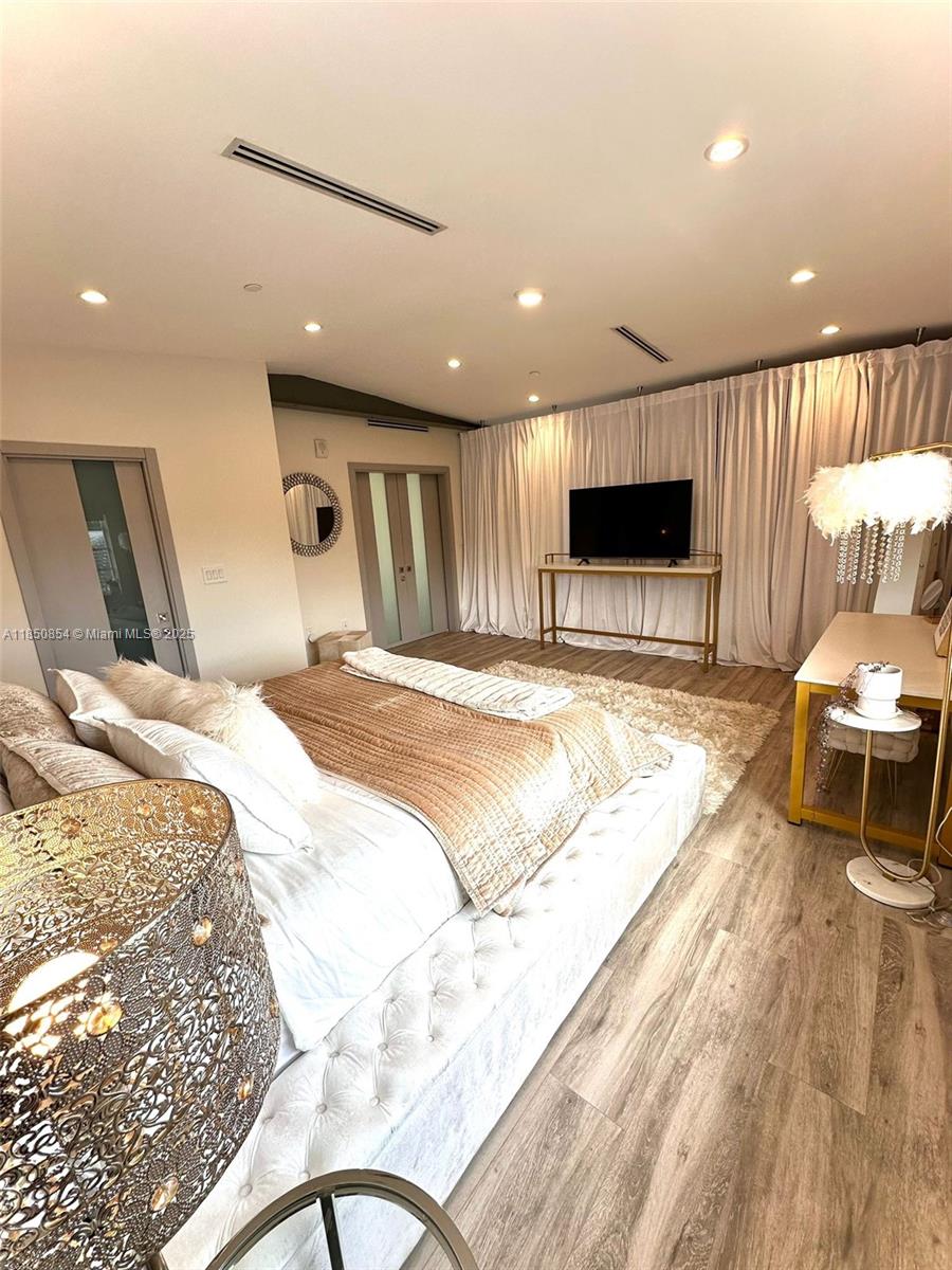 See details / sq. ft. $ 2025-08-01 0 Photo