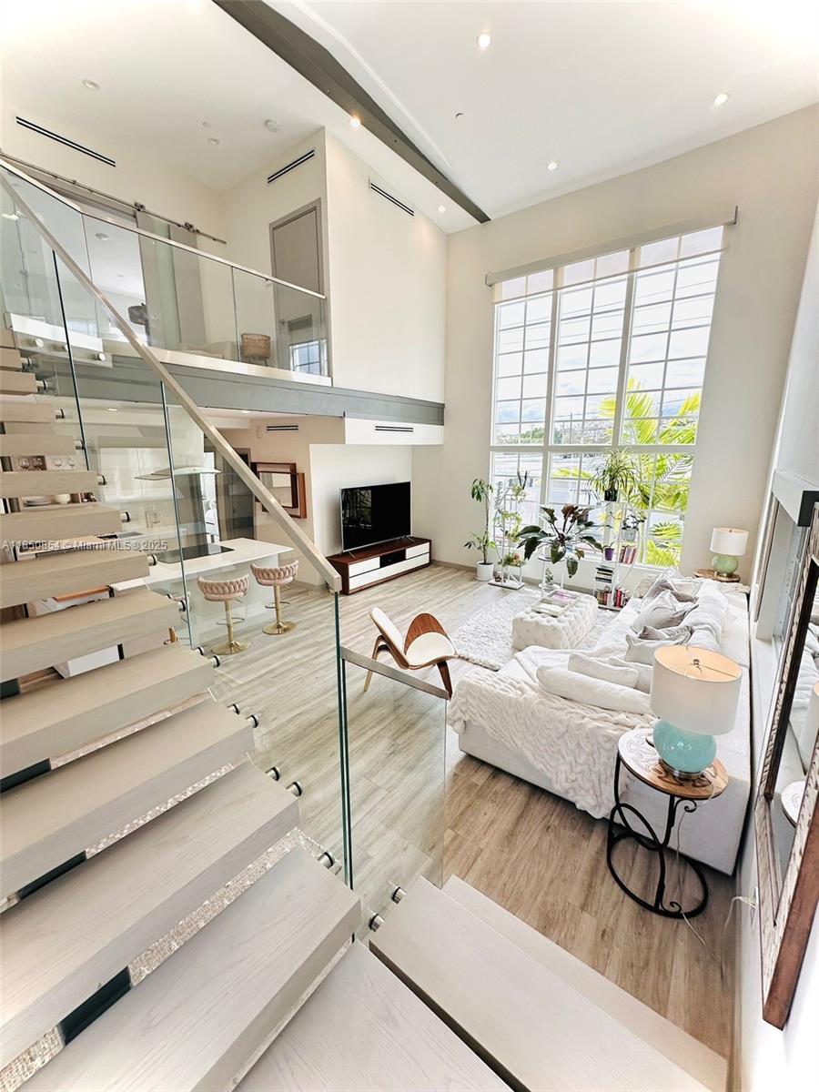 See details / sq. ft. $ 2025-08-01 0 Photo