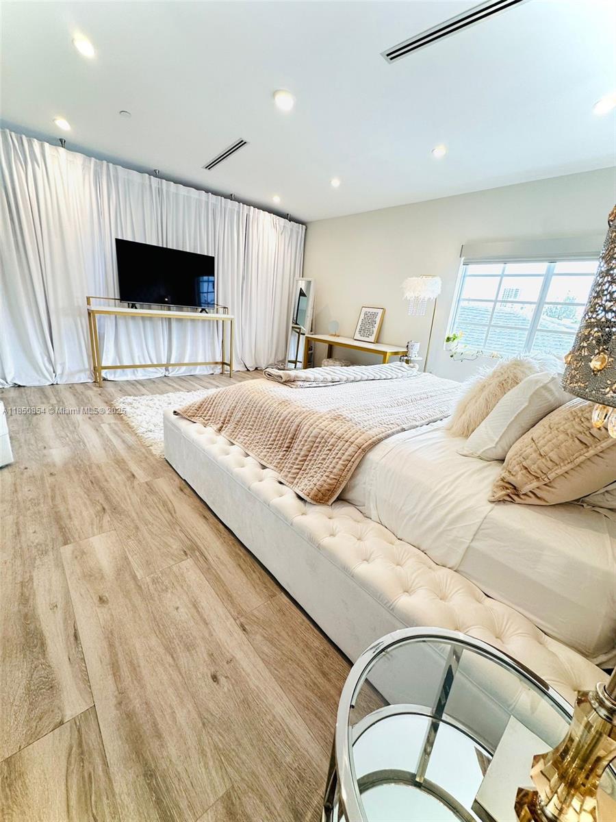 See details / sq. ft. $ 2025-08-01 0 Photo