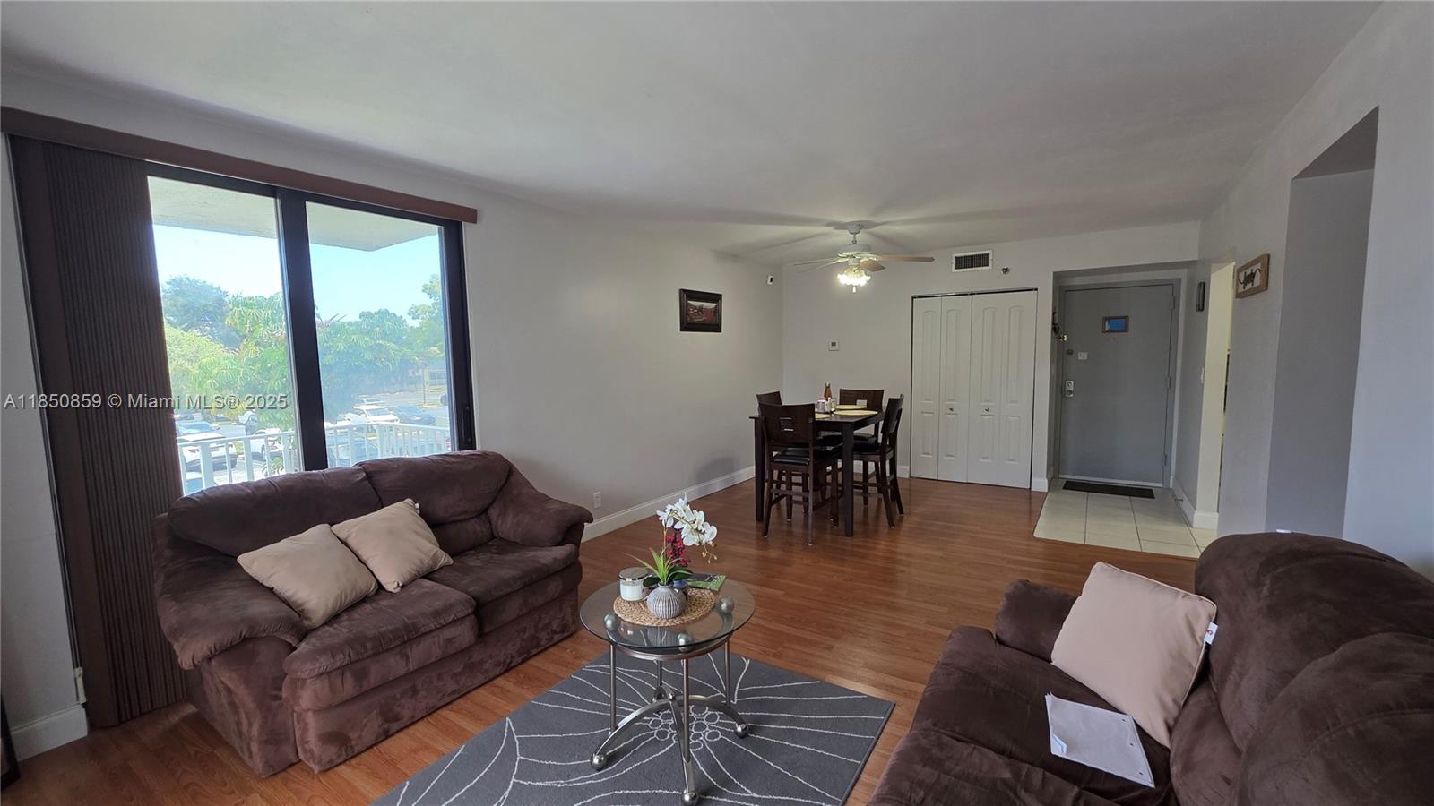 Ver detalles 215 2 / 2 1150 sq. ft. $ 2025-08-01 0 foto