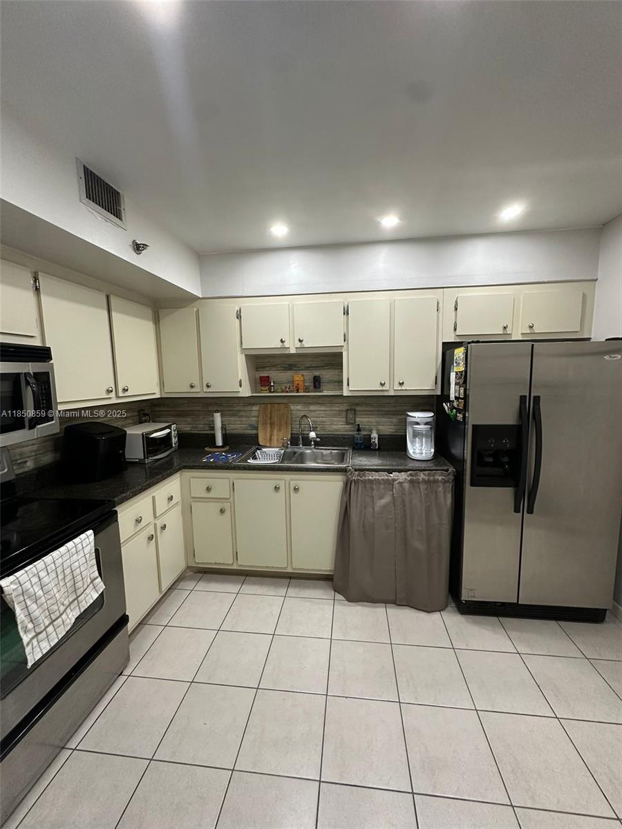 Ver detalles 215 2 / 2 1150 sq. ft. $ 2025-08-01 0 foto