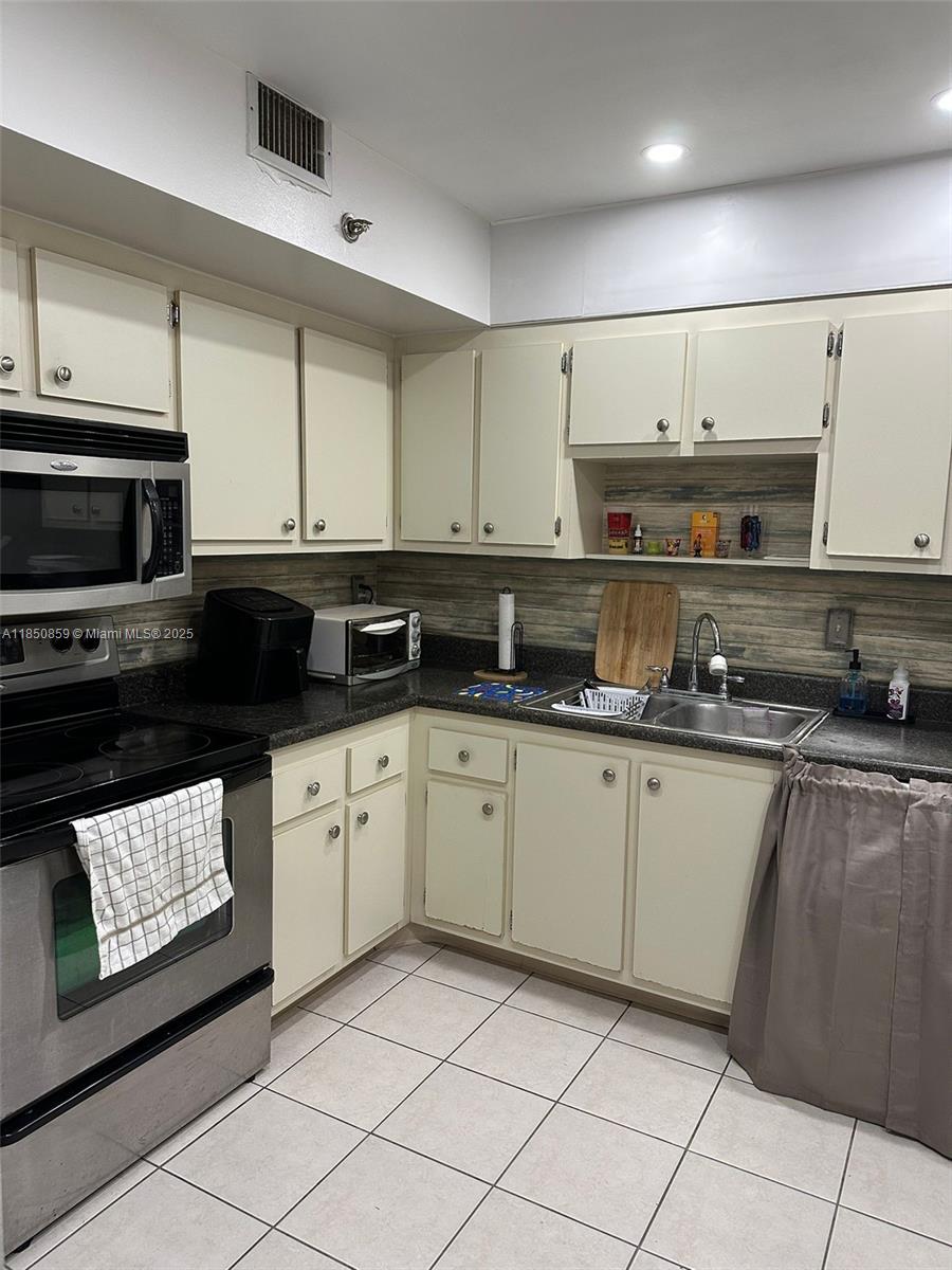 Ver detalles 215 2 / 2 1150 sq. ft. $ 2025-08-01 0 foto