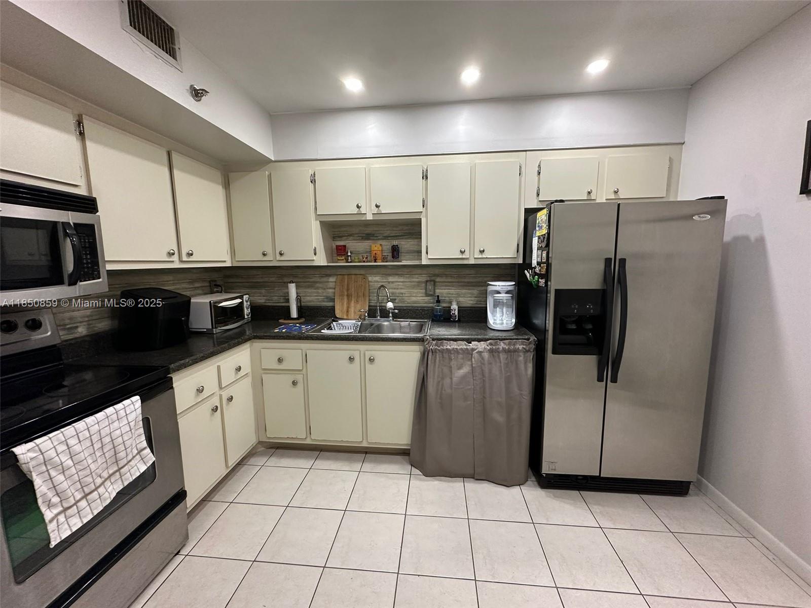 Ver detalles 215 2 / 2 1150 sq. ft. $ 2025-08-01 0 foto