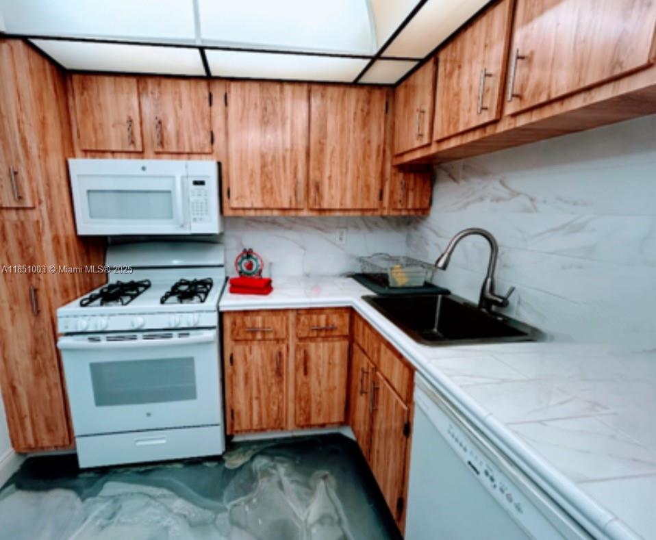 Photo of 2030 Ocean Dr  #1802, Hallandale Beach, Florida, 33009 - EAT IN KITCHEN