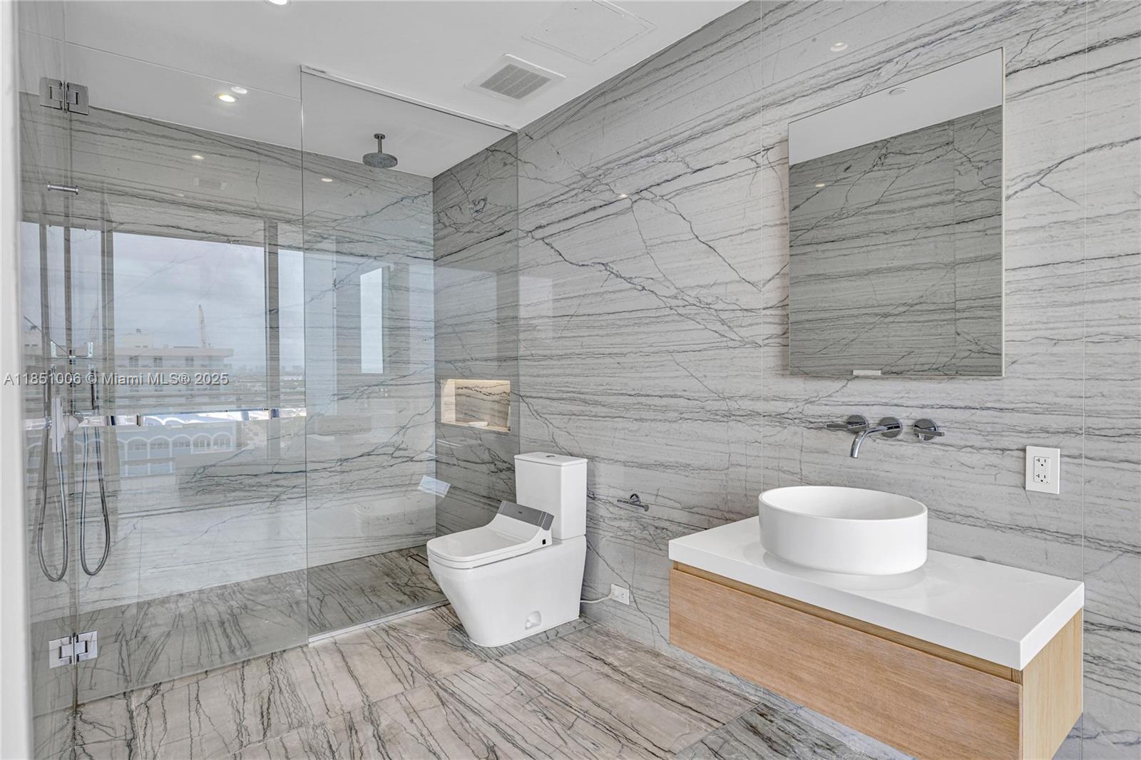 Ver detalles 1003 1 / 2 851 sq. ft. $ 2025-08-01 0 foto