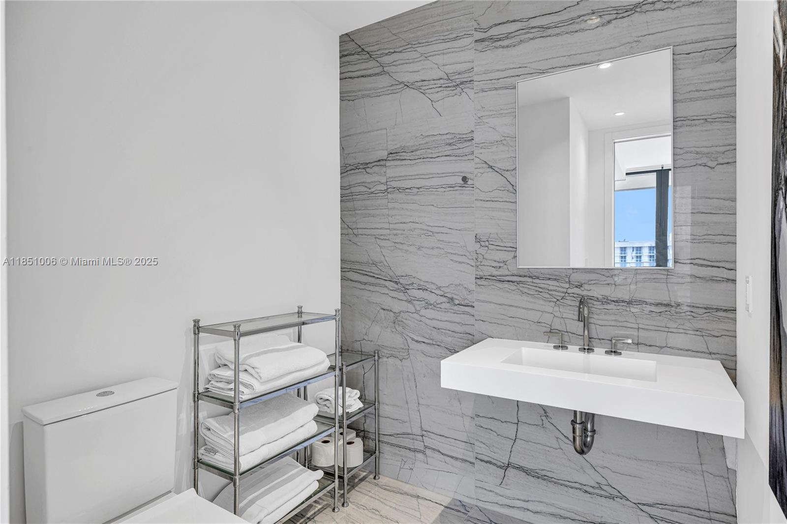 Ver detalles 1003 1 / 2 851 sq. ft. $ 2025-08-01 0 foto