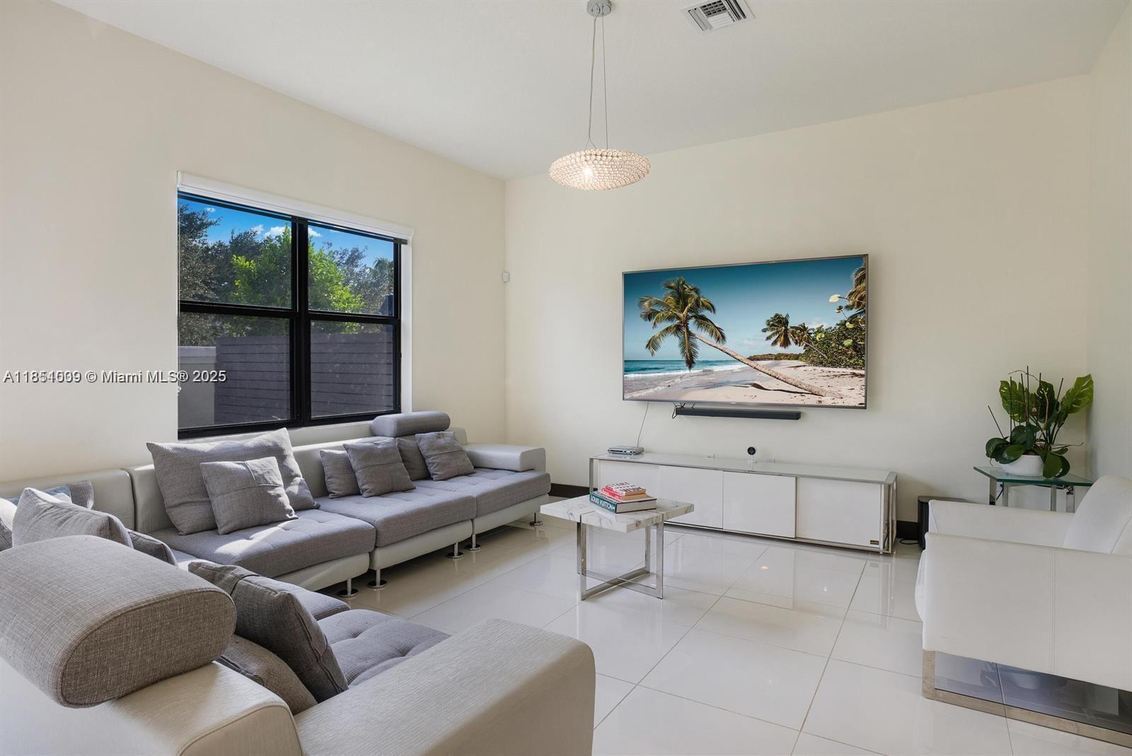 See details 8814 5 / 4 3135 sq. ft. $ 2025-08-04 0 Photo