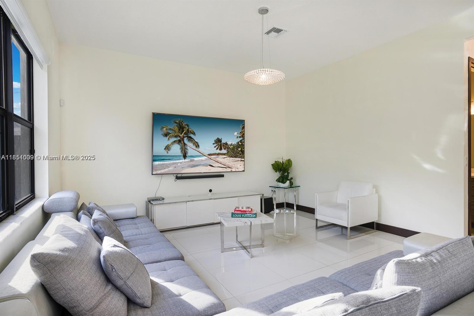 See details 8814 5 / 4 3135 sq. ft. $ 2025-08-04 0 Photo