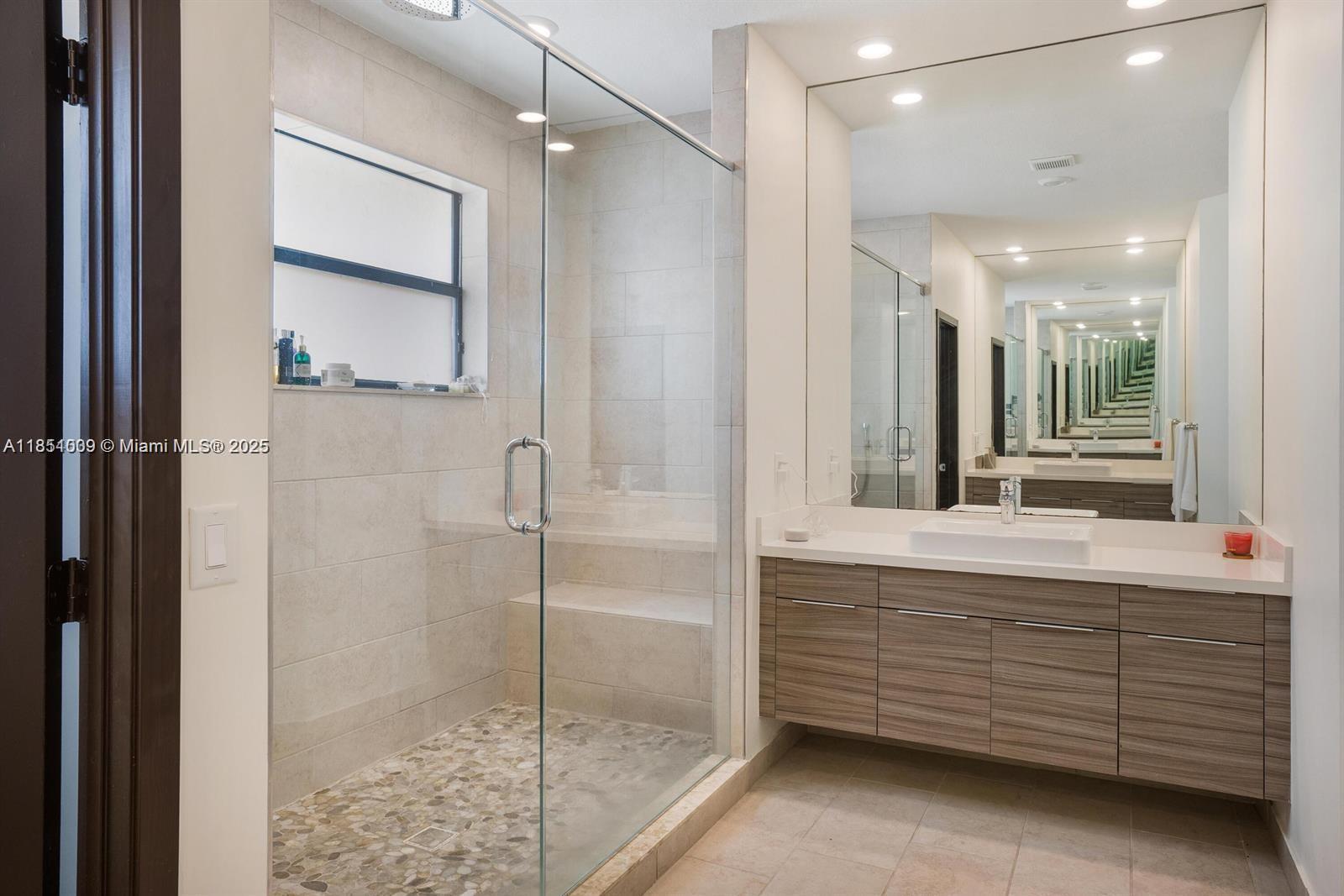See details 8814 5 / 4 3135 sq. ft. $ 2025-08-04 0 Photo