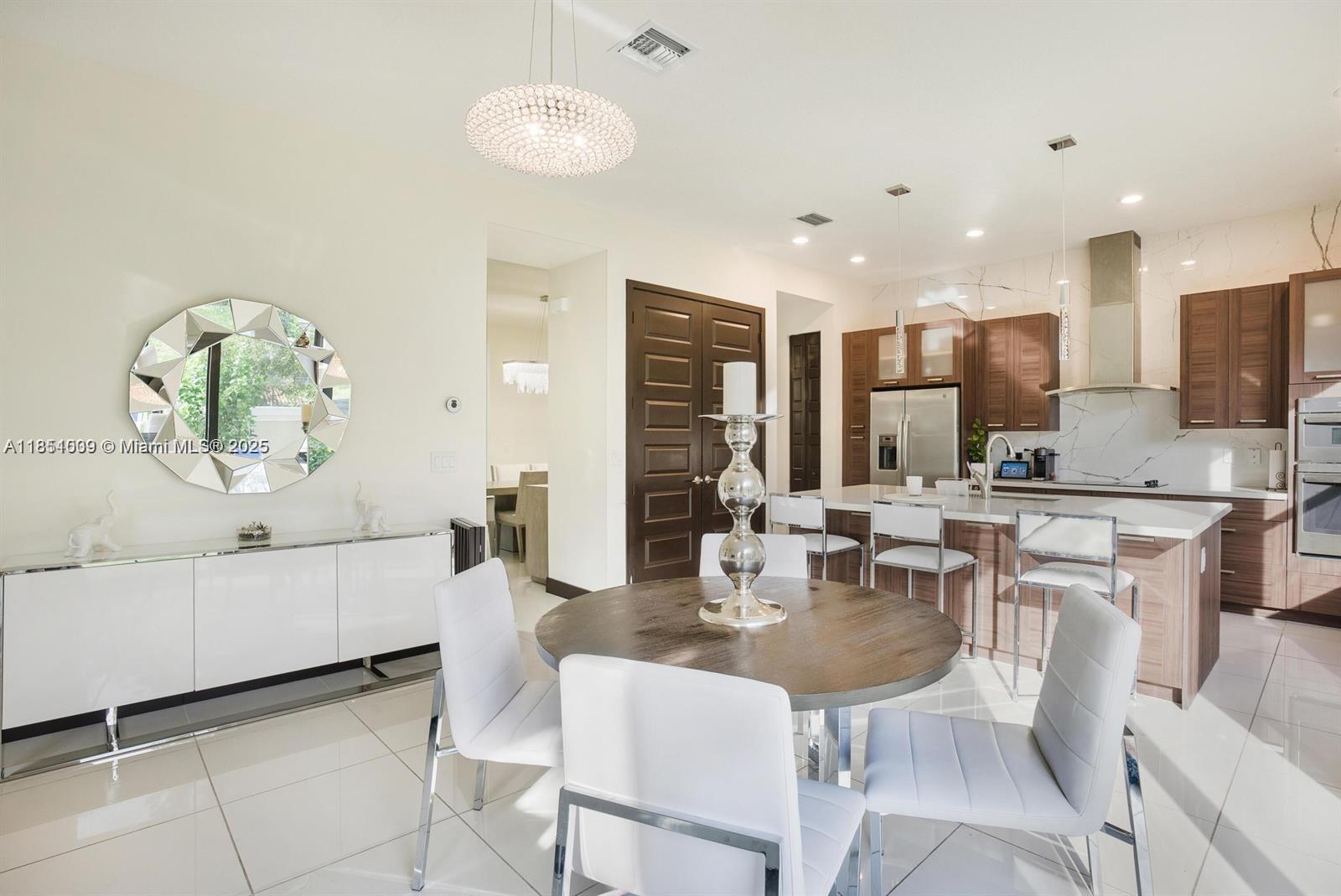 See details 8814 5 / 4 3135 sq. ft. $ 2025-08-04 0 Photo