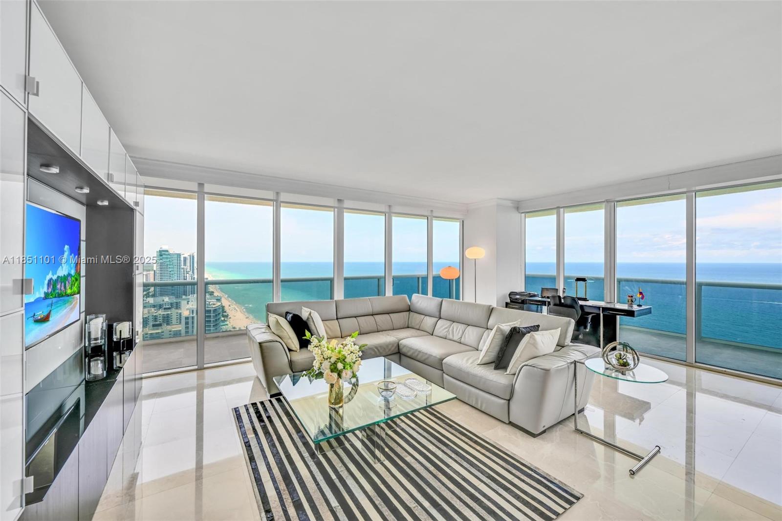 Ver detalles 3801 3 / 3 2065 sq. ft. $ 2025-08-01 0 foto