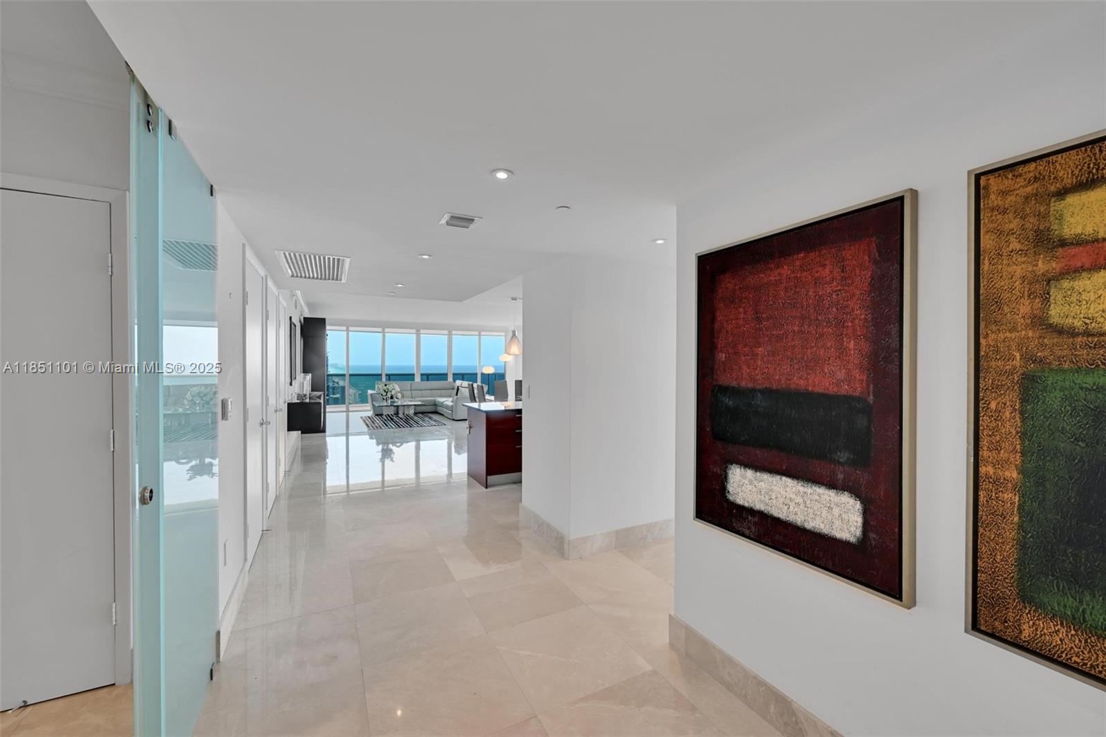 Ver detalles 3801 3 / 3 2065 sq. ft. $ 2025-08-01 0 foto