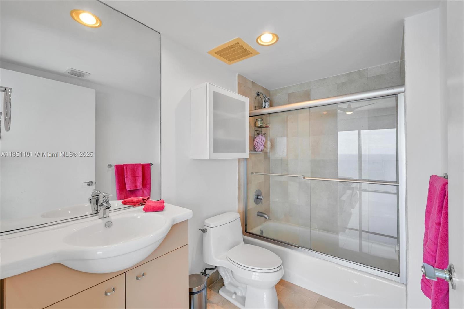 Ver detalles 3801 3 / 3 2065 sq. ft. $ 2025-08-01 0 foto