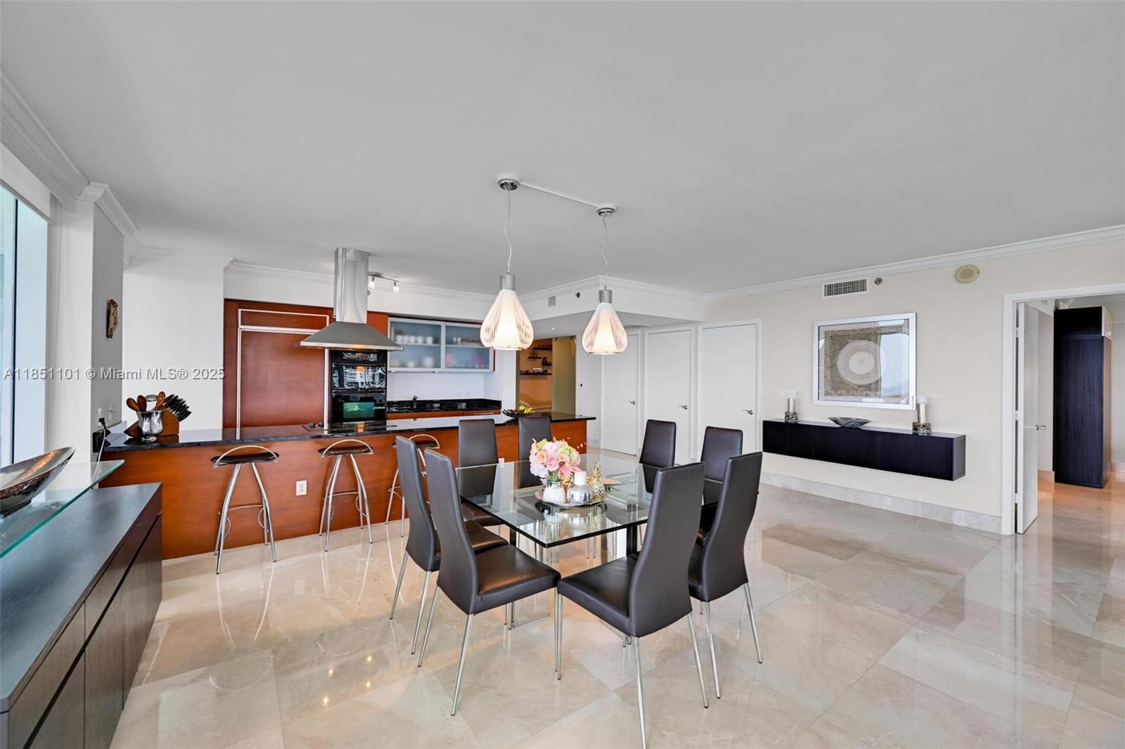 Ver detalles 3801 3 / 3 2065 sq. ft. $ 2025-08-01 0 foto
