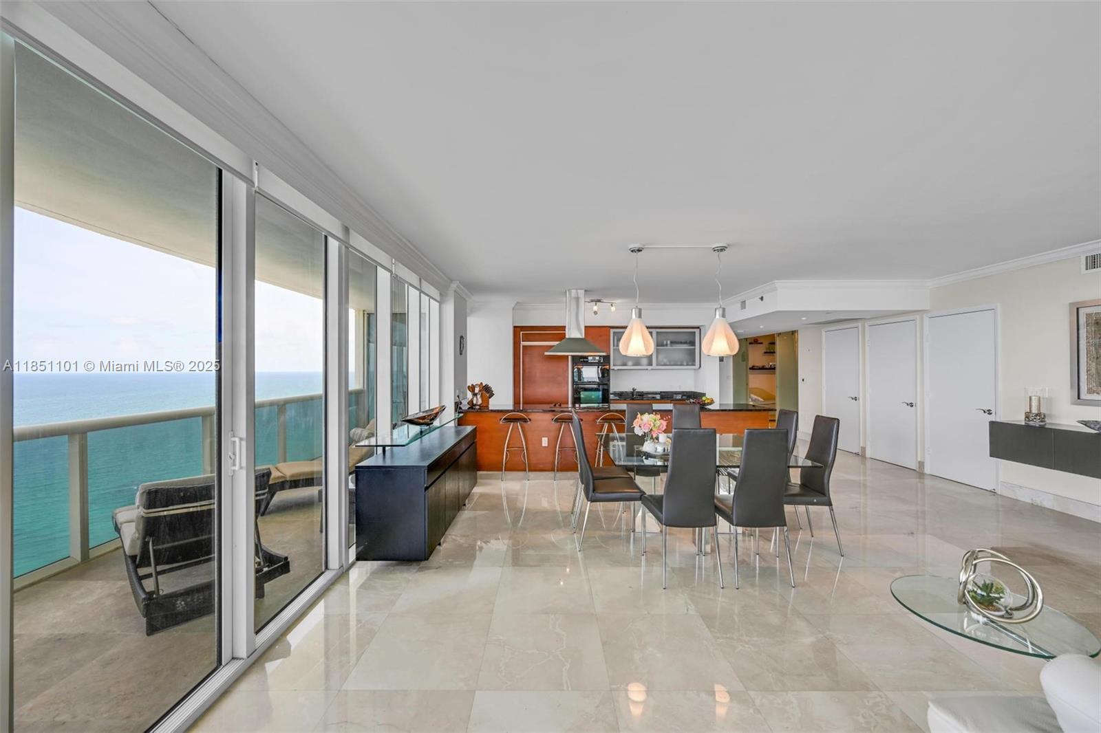 Ver detalles 3801 3 / 3 2065 sq. ft. $ 2025-08-01 0 foto