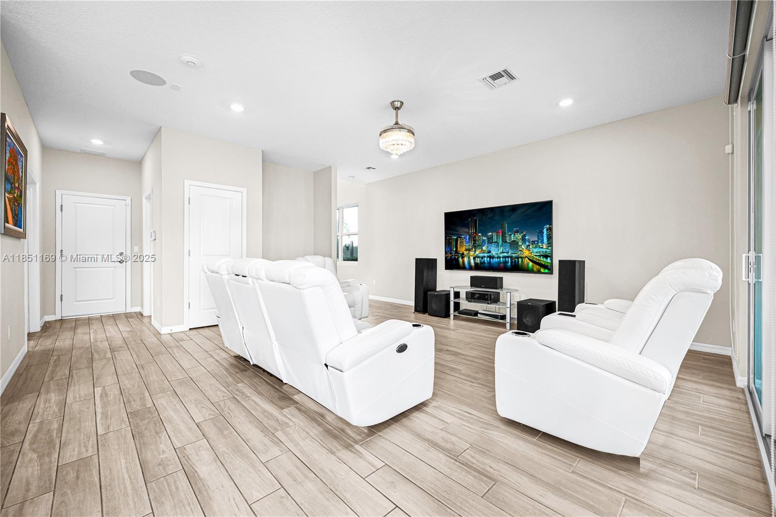 Ver detalles 1541 3 / 3 2220 sq. ft. $ 2025-08-01 0 foto