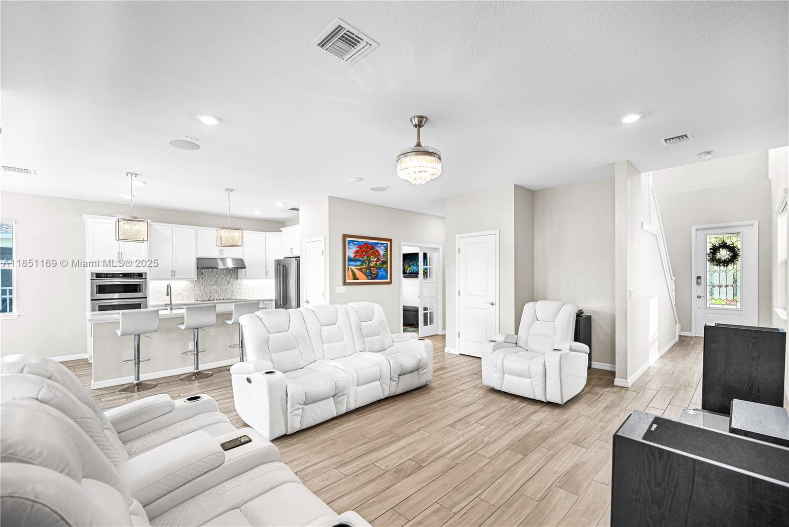 Ver detalles 1541 3 / 3 2220 sq. ft. $ 2025-08-01 0 foto