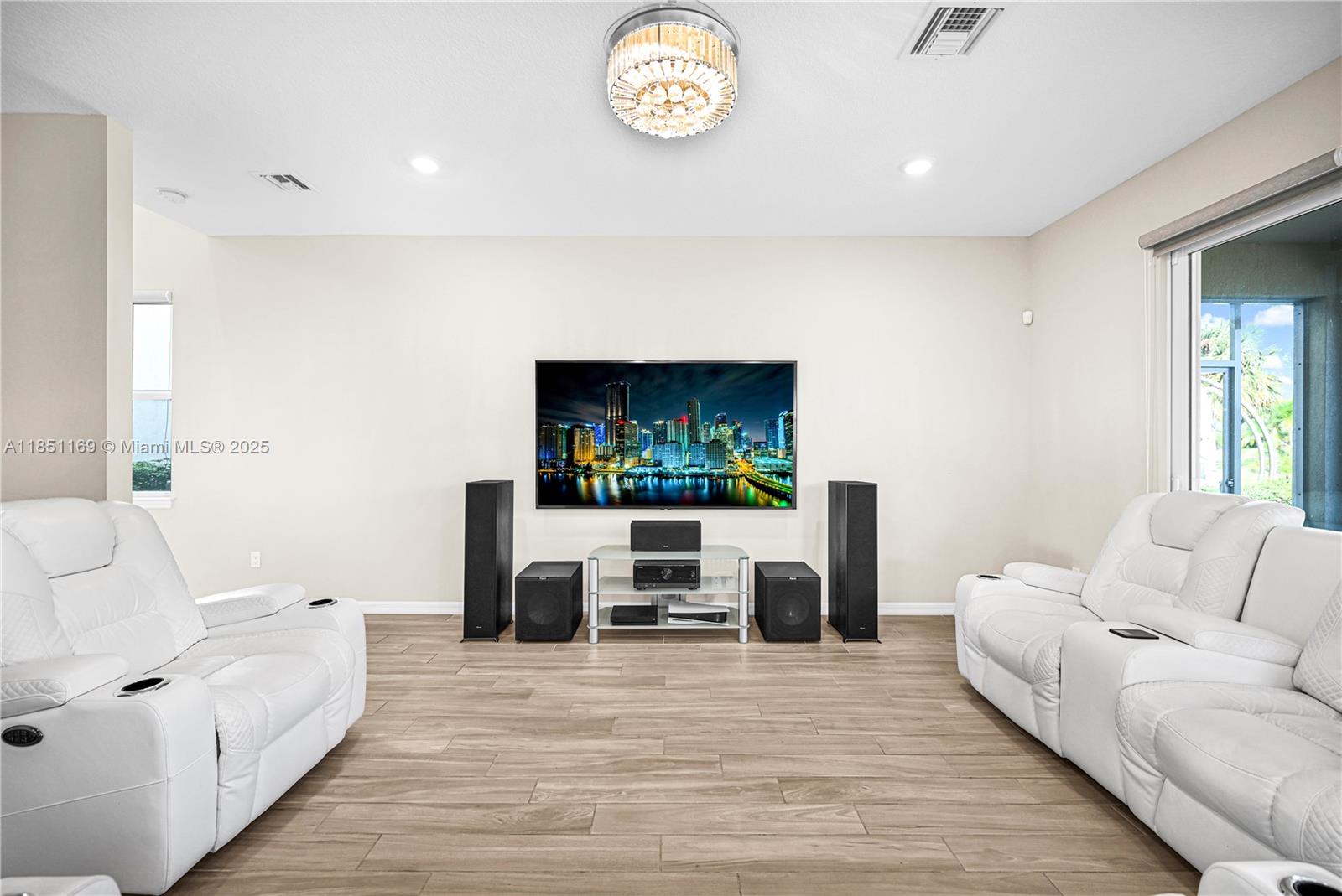Ver detalles 1541 3 / 3 2220 sq. ft. $ 2025-08-01 0 foto