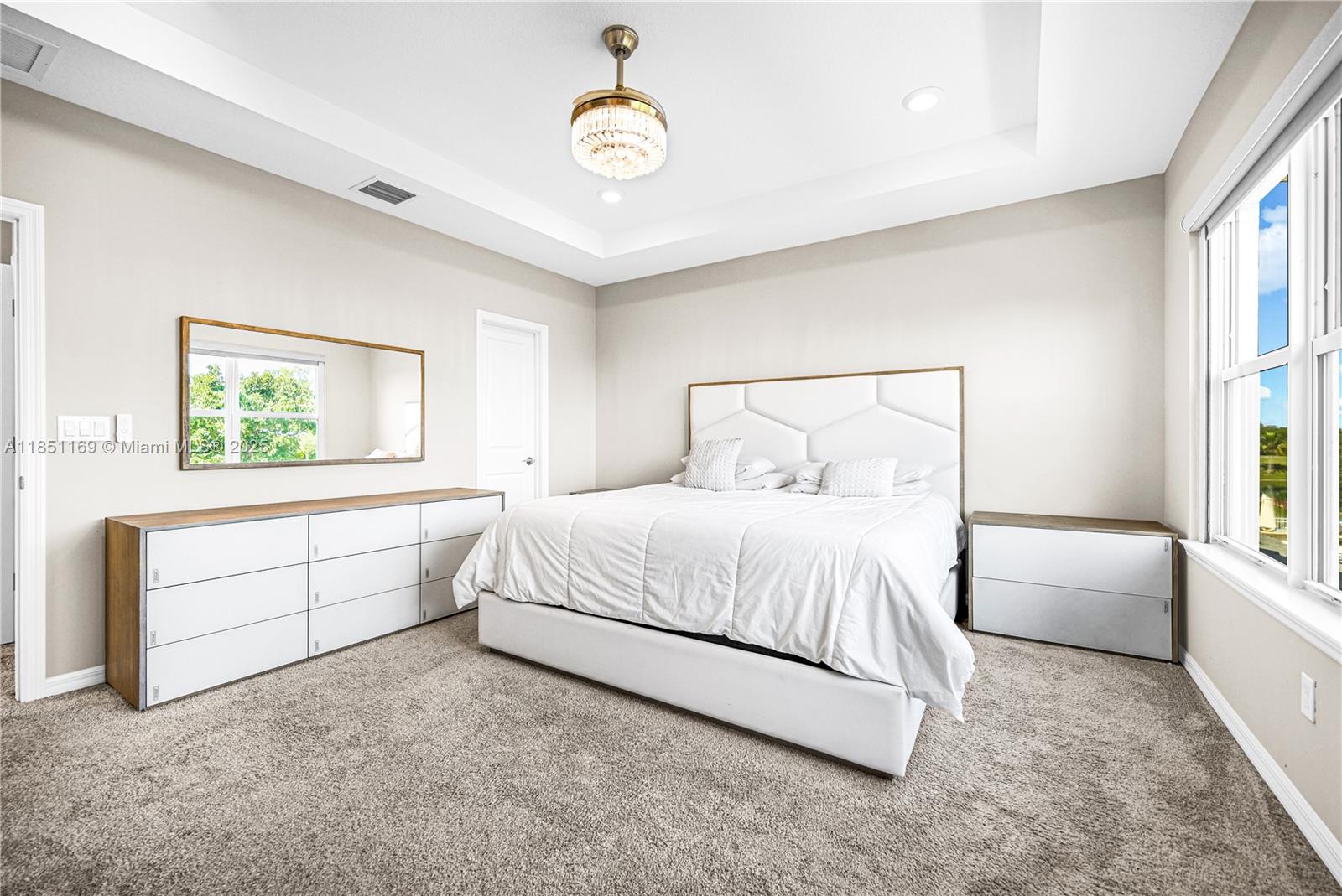 Ver detalles 1541 3 / 3 2220 sq. ft. $ 2025-08-01 0 foto
