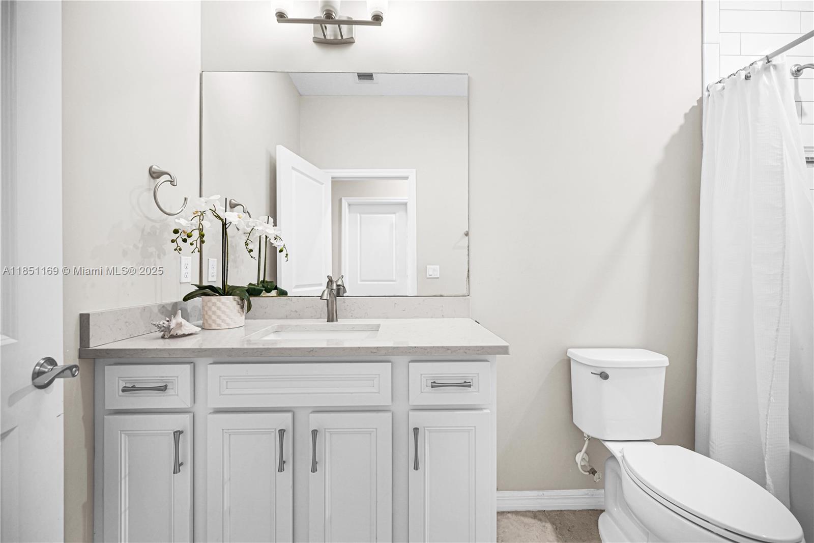 Ver detalles 1541 3 / 3 2220 sq. ft. $ 2025-08-01 0 foto