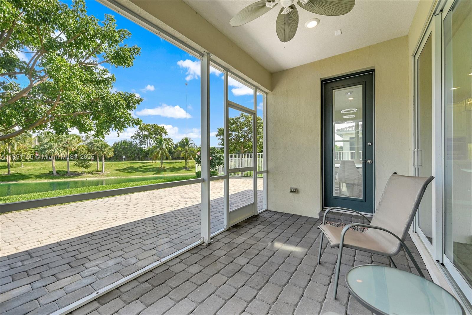 Ver detalles 1541 3 / 3 2220 sq. ft. $ 2025-08-01 0 foto