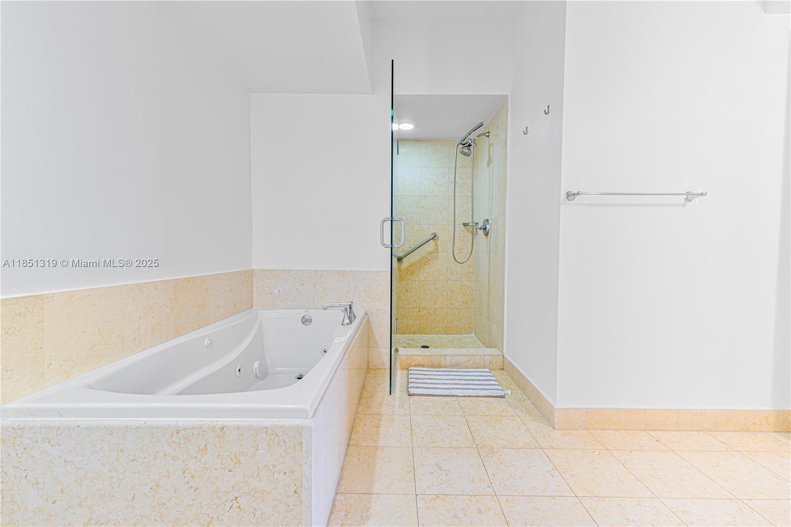 Photo of 20000 Country Club Dr  #1114, Aventura, Florida, 33180 - 