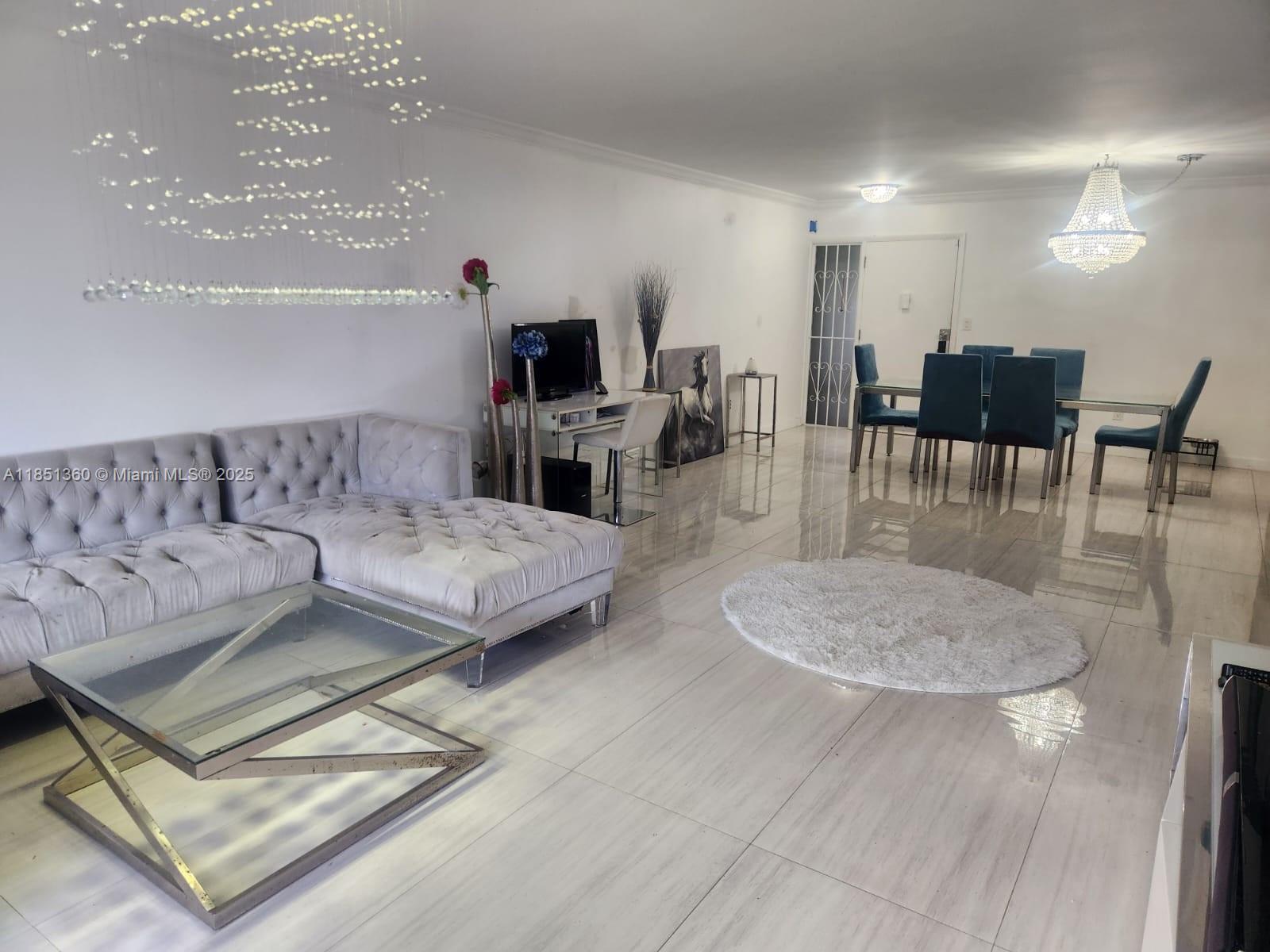 302-3 2 / 2 1674 sq. ft. $ 2025-08-02 0 foto