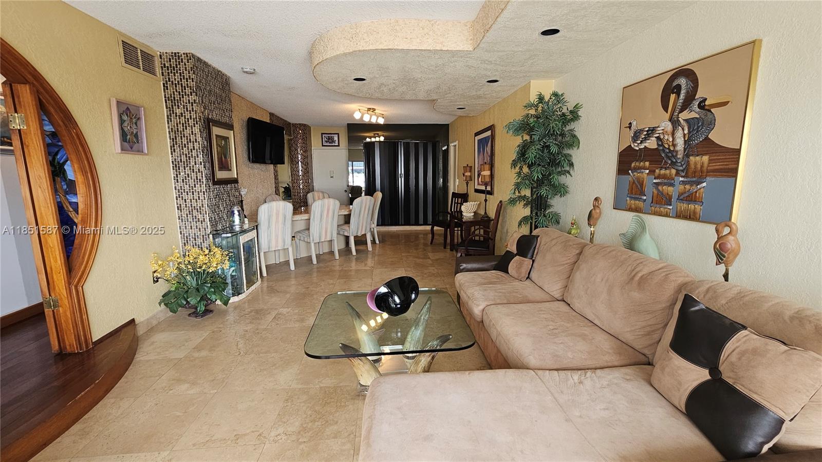 See details 2N 1 / 2 870 sq. ft. $ 2025-08-04 0 Photo