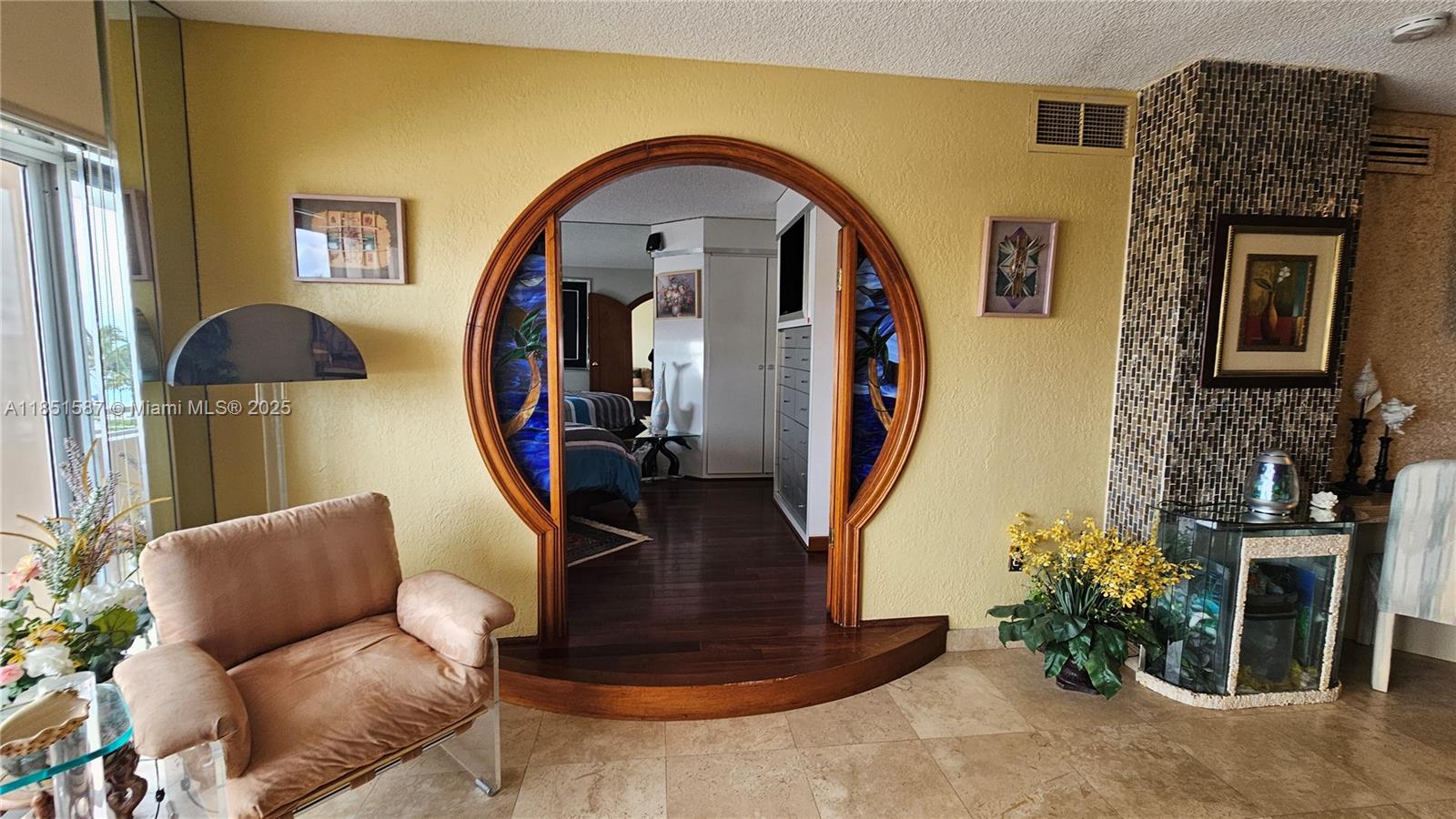 See details 2N 1 / 2 870 sq. ft. $ 2025-08-04 0 Photo