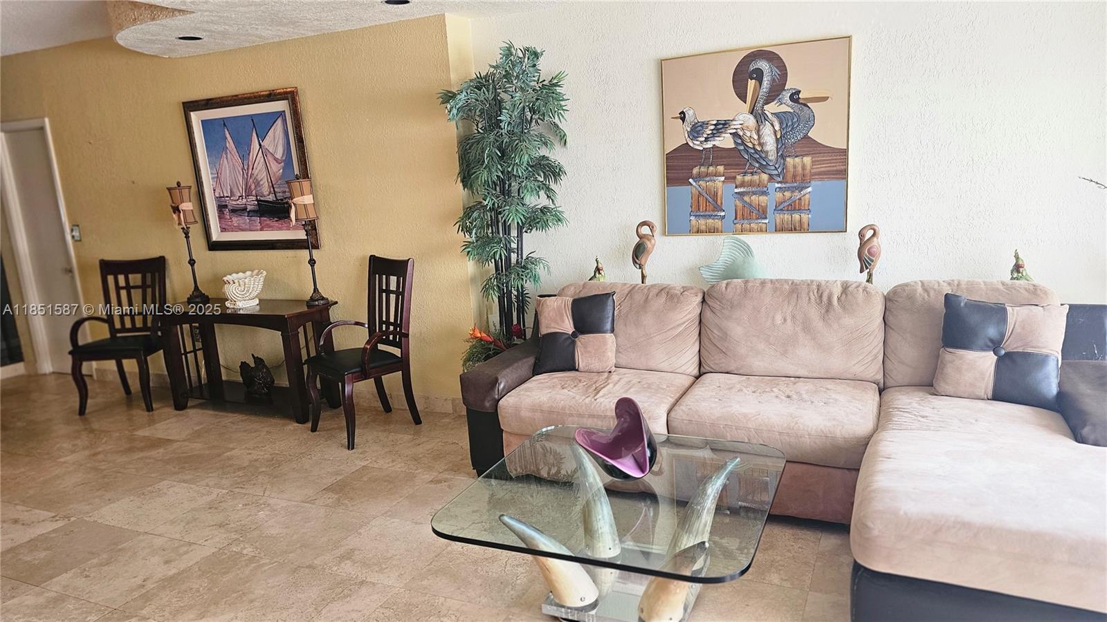 See details 2N 1 / 2 870 sq. ft. $ 2025-08-04 0 Photo