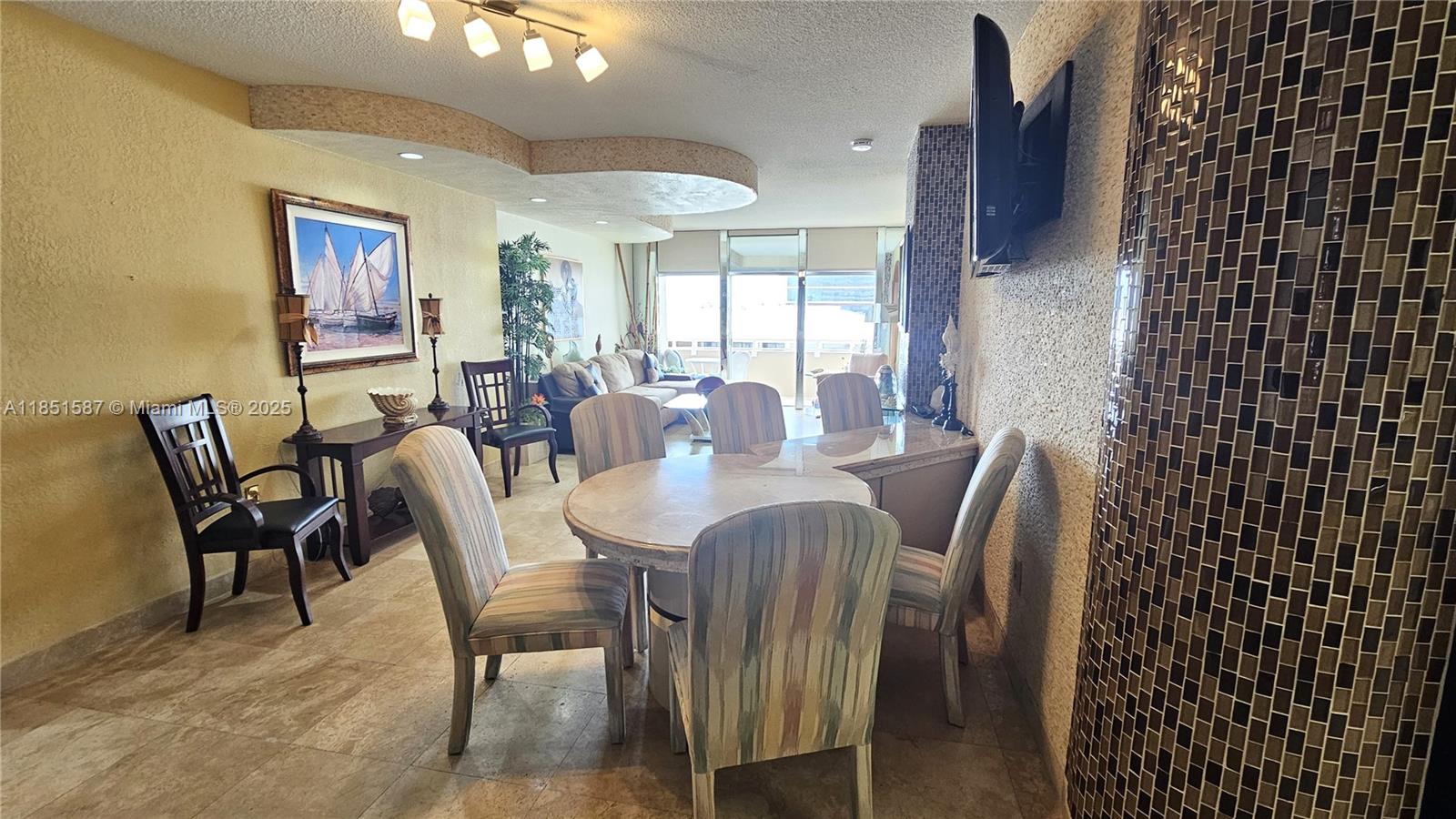 See details 2N 1 / 2 870 sq. ft. $ 2025-08-04 0 Photo