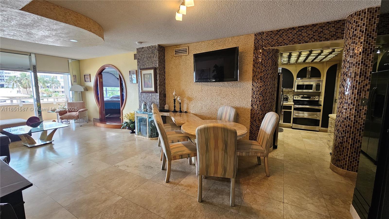 See details 2N 1 / 2 870 sq. ft. $ 2025-08-04 0 Photo