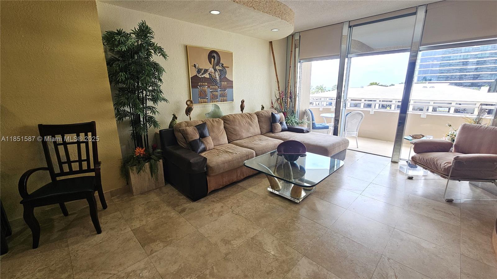 See details 2N 1 / 2 870 sq. ft. $ 2025-08-04 0 Photo