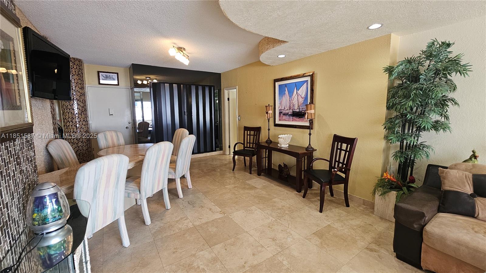 See details 2N 1 / 2 870 sq. ft. $ 2025-08-04 0 Photo