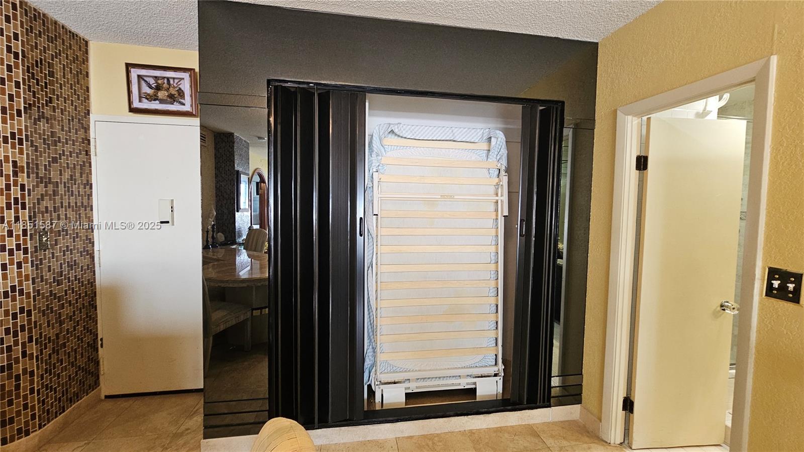 See details 2N 1 / 2 870 sq. ft. $ 2025-08-04 0 Photo