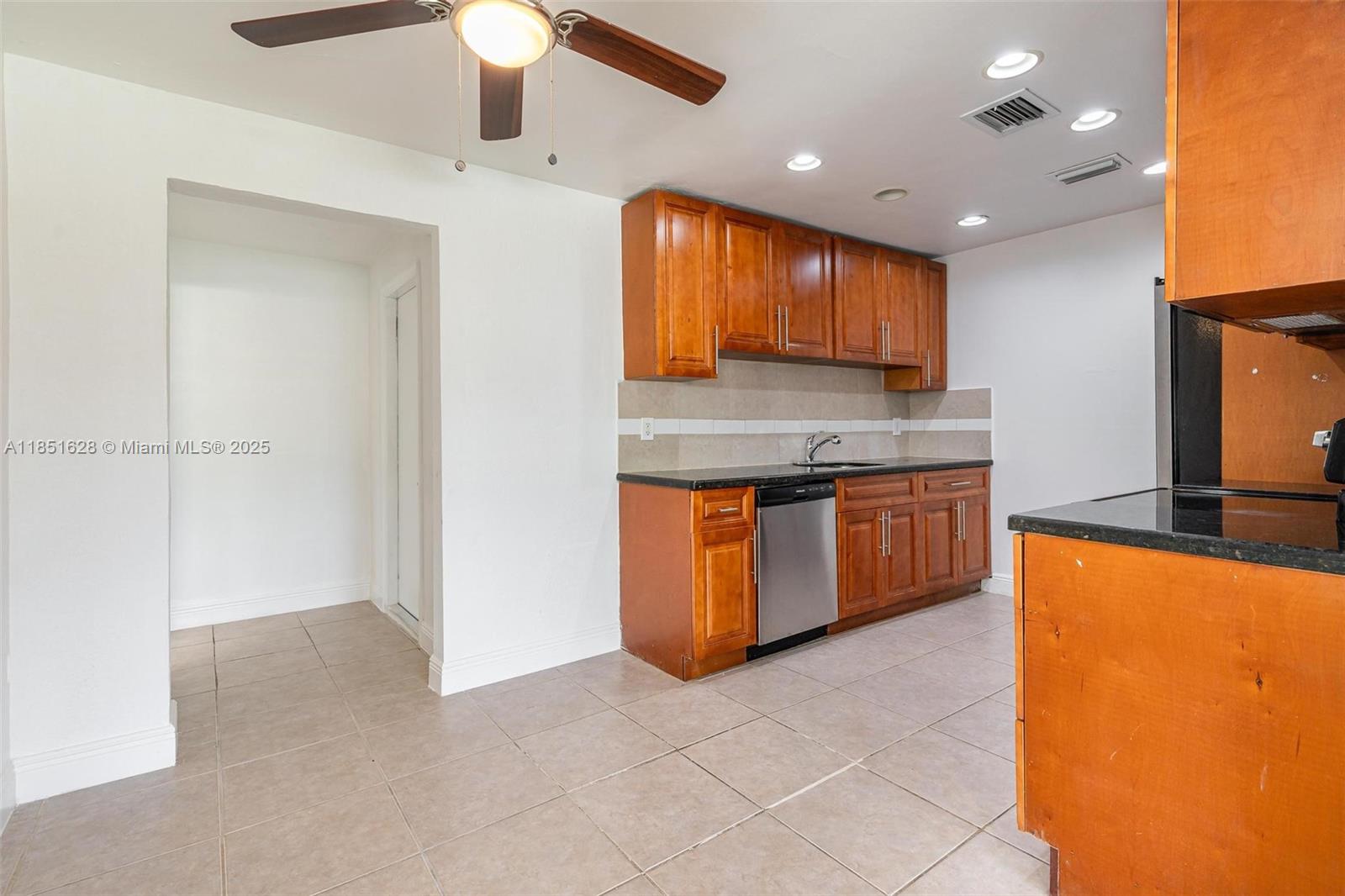 Ver detalles 5615 3 / 2 966 sq. ft. $ 2025-08-02 0 foto