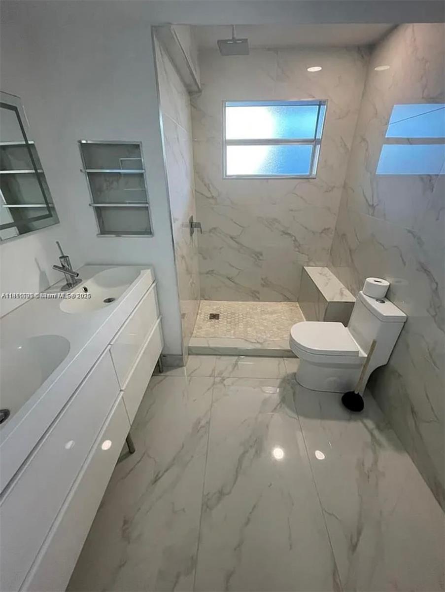 Ver detalles 301-1 1 / 2 1036 sq. ft. $ 2025-08-03 0 foto