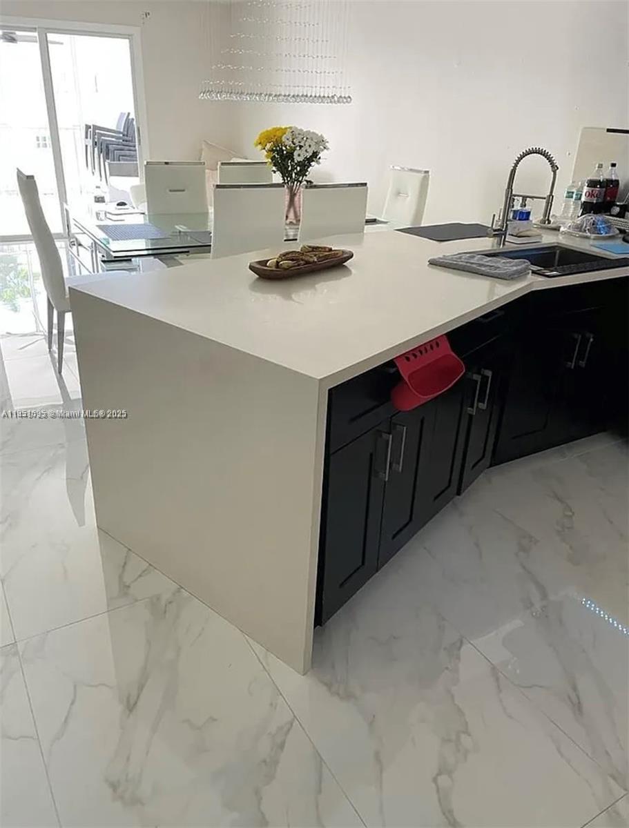 Ver detalles 301-1 1 / 2 1036 sq. ft. $ 2025-08-03 0 foto