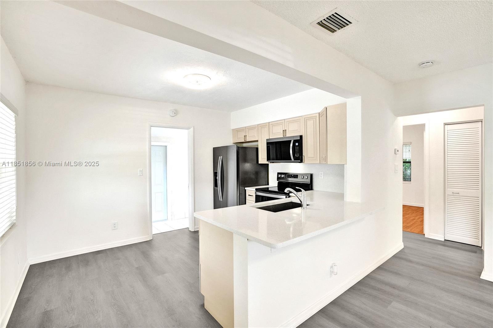See details / 2176 sq. ft. $ 2025-08-11 0 Photo