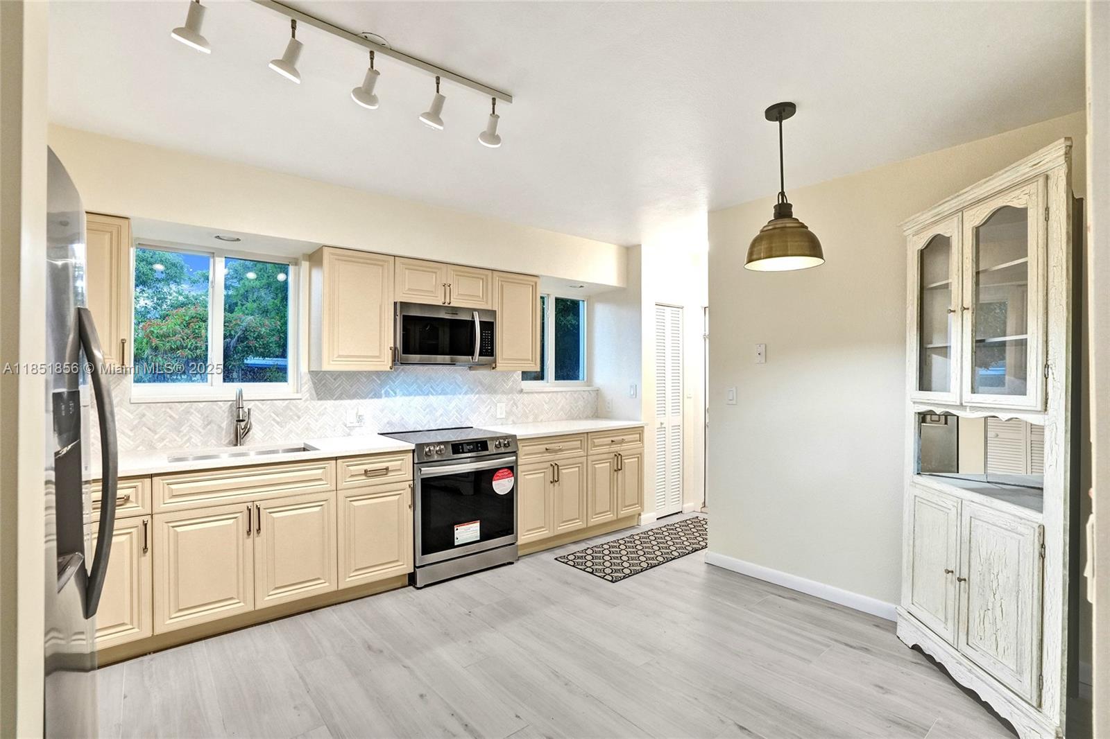 See details / 2176 sq. ft. $ 2025-08-11 0 Photo