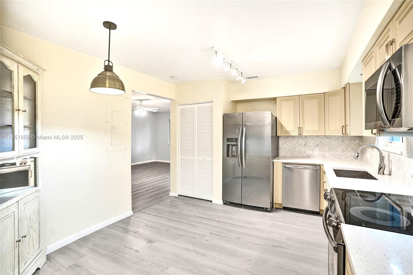 See details / 2176 sq. ft. $ 2025-08-11 0 Photo
