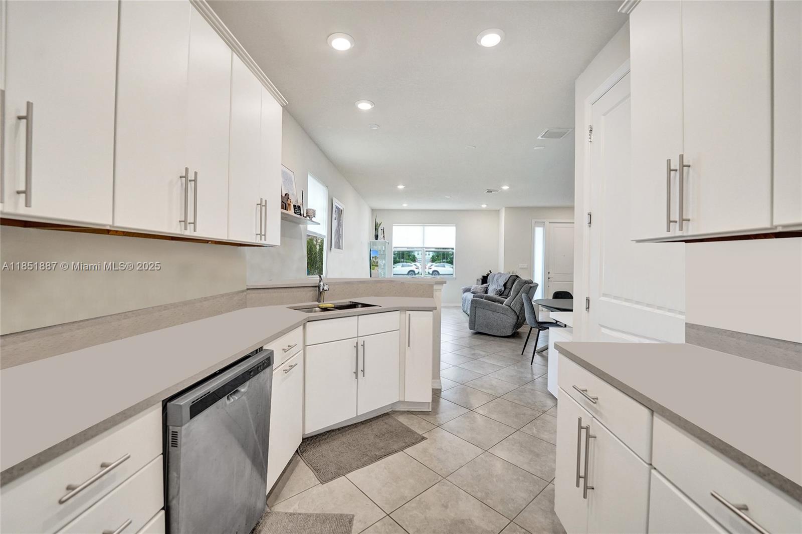 See details 4810 3 / 3 1561 sq. ft. $ 2025-08-04 0 Photo