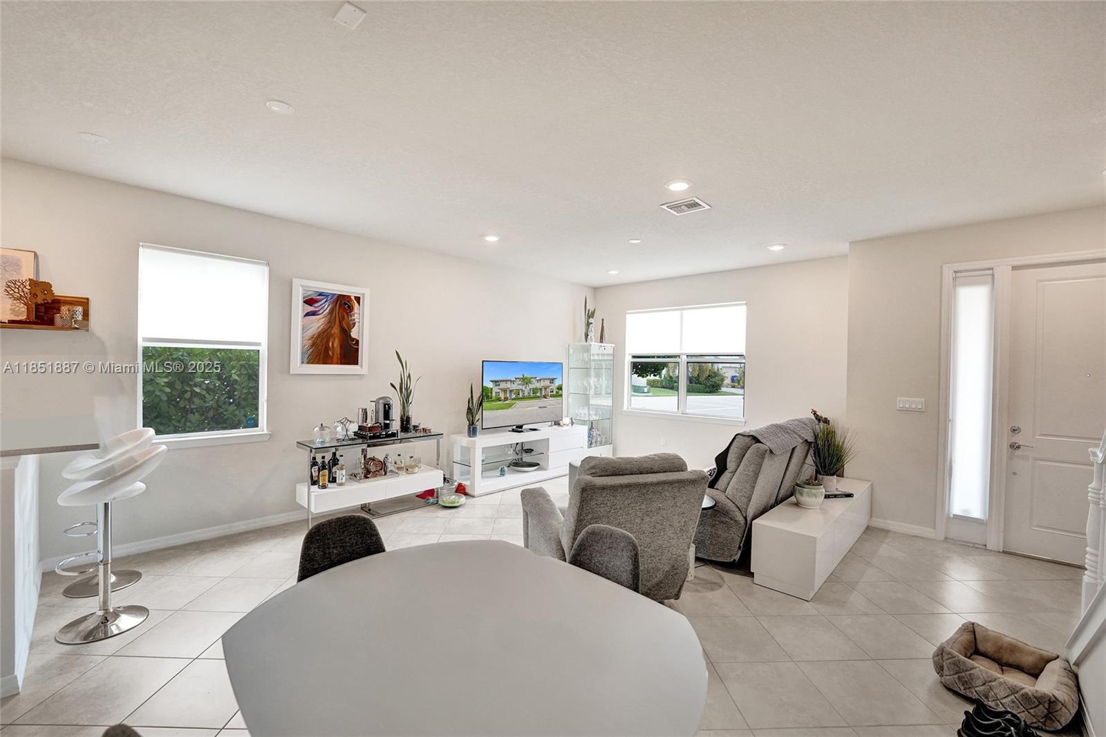 See details 4810 3 / 3 1561 sq. ft. $ 2025-08-04 0 Photo