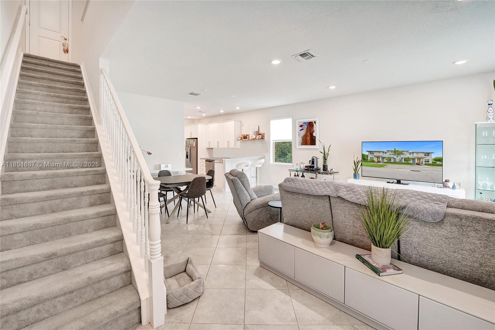 See details 4810 3 / 3 1561 sq. ft. $ 2025-08-04 0 Photo