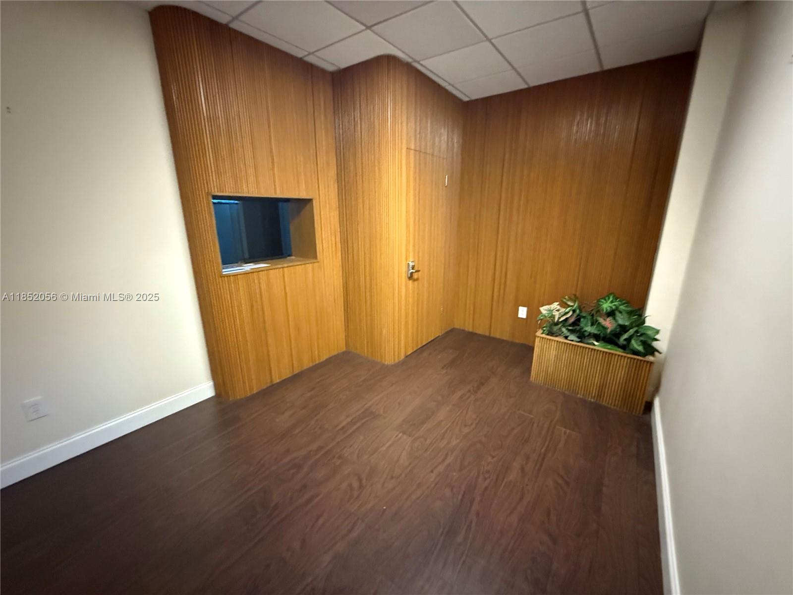   /   кв.футов $ 2025-08-04 0 Фото
